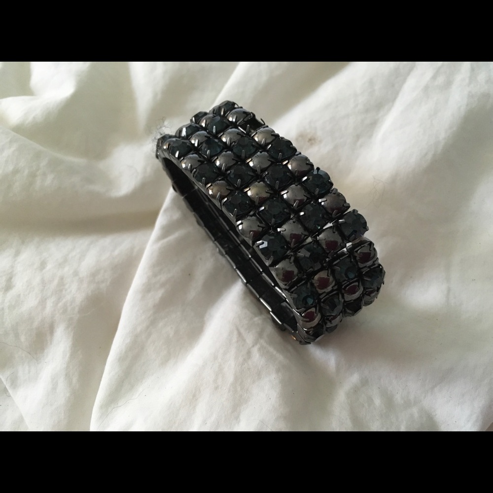 Very pretty stretch bracelet